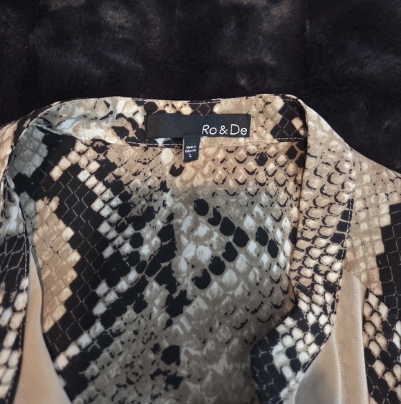 🚫SOLD🚫 Ro & De Black and Cream Snake Print Blouse - Picture 2 of 4